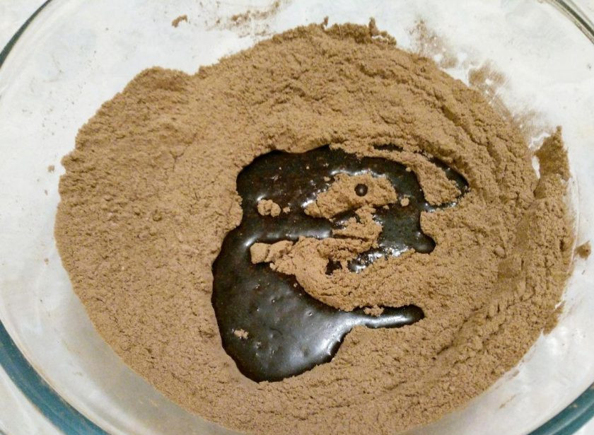 1. Этап. Шоколадный пирог с гречневой мукой: Приготовьте однородную сухую смесь, используя для этого ложку или венчик. Влейте подсолнечное масло и перетрите компоненты в мелкую крошку.