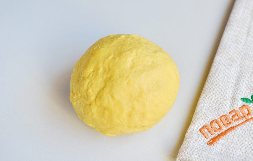 1. Этап. Рожки с кремом: 5. Соберите тесто в ком.