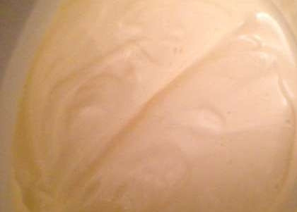 1. Этап. Бисквитный клубничный торт: Готовим тесто на бисквит. Два яйца с сахаром (75г.) ставим на водяную баню. Постоянно мешая, мы должны растворить сахар. Потом снимаем массу и хорошенько взбиваем миксером.