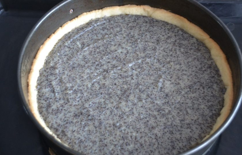 1. Этап. Маковый пирог со сметанной заливкой: Достаньте пирог из духовки.