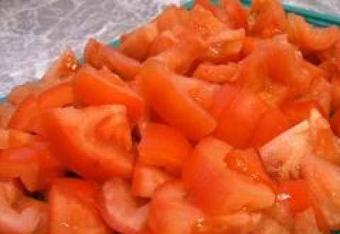 1. Этап. Греческий салат с орехами: Помидоры тоже нарезать довольно крупно - дольками или кусочками.