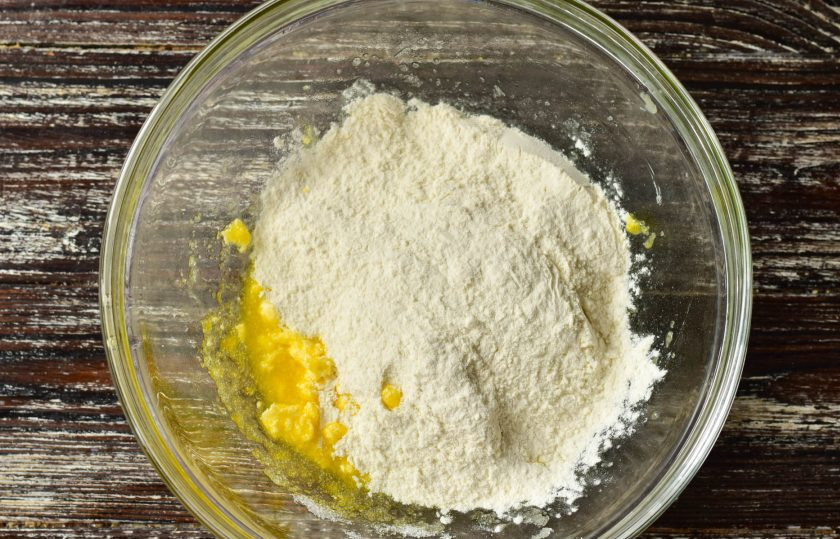 1. Этап. Печенье Киви: Добавьте просеянную муку и замесите руками тесто.