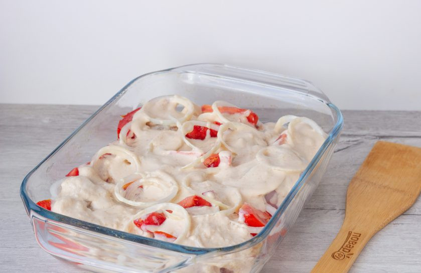 1. Этап. Курица, запеченная в ряженке: Полейте всё ряженкой. Снова немного посолите и поперчите по вкусу. Поставьте запекаться в нагретую до 190 градусов духовку на 50-55 минут. Если Вы не хотите, чтобы лук сильно подгорел, то по истечении 25-30 минут аккуратно накройте блюдо фольгой.