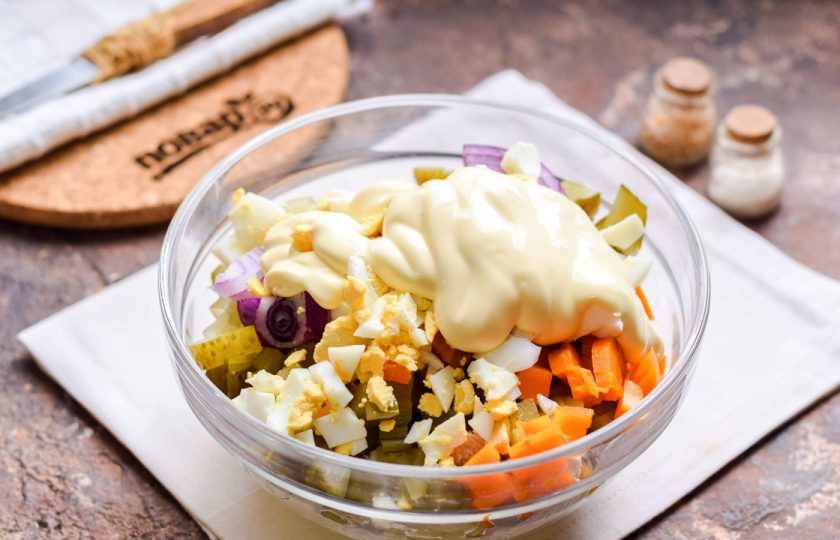 1. Этап. Мясной салат на Новый год: Заправьте все ингредиенты жирным майонезом, добавьте соль и перец по вкусу, перемешайте и подавайте к столу.