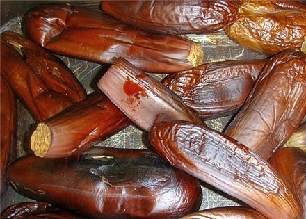 1. Этап. Баклажаны в аджике: У баклажан удалить плодоножку, помыть, обсушить, запечь на гриле или в духовке до готовности, примерно 30 мин.