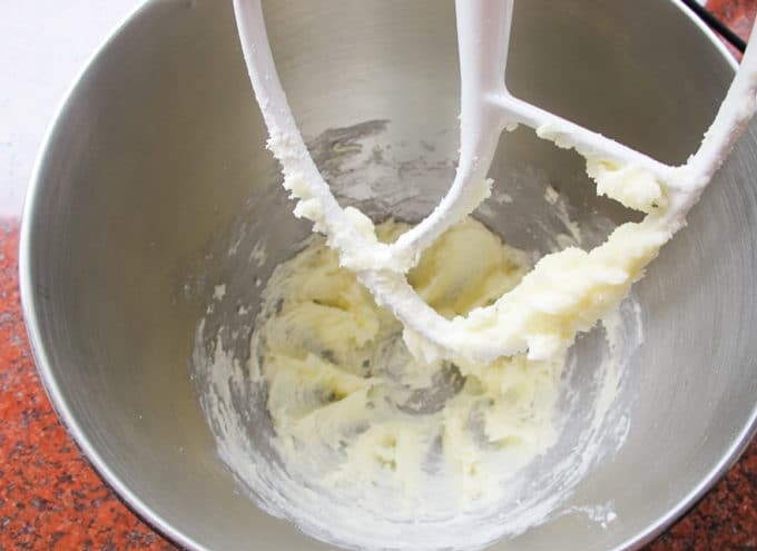 1. Этап. Бабка с корицей: 2. В это время займитесь тестом. Взбейте мягкое масло с белым сахаром.