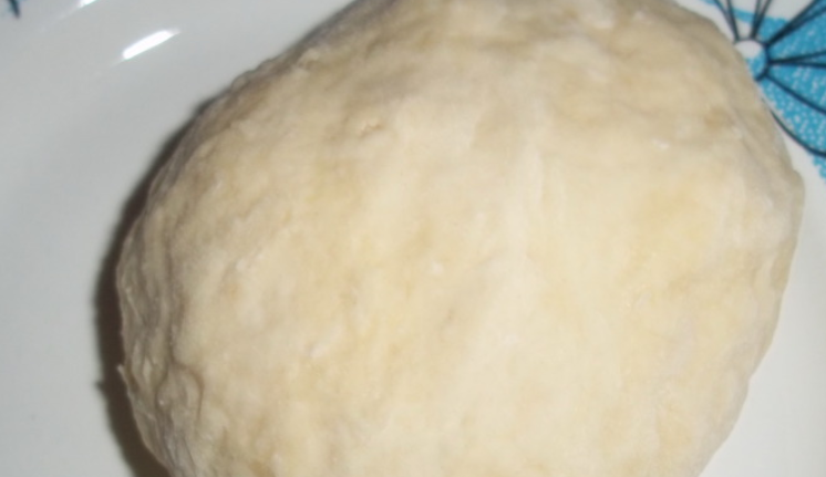 1. Этап. Суп фасолевый с клецками: Приготовим галушки. Смешайте муку с яйцом и молоком. Замесите тесто.