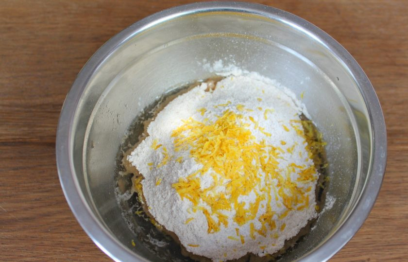 1. Этап. Постное печенье на соке: Снимаем цедру с одного лимона и добавляем к остальным ингредиентам.