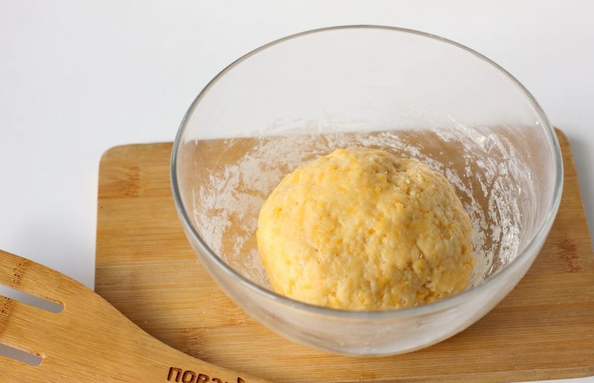 1. Этап. Галушки с сыром: Замесите мягкое тесто, которое не прилипает к рукам.