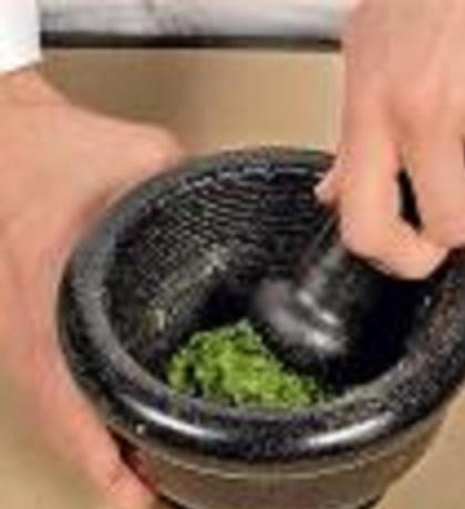 1. Этап. Картофель с соусами мохо: 4. Теперь надо будет приготовить зеленый мохо. Для этого зеленый лук надо промыть, обсушить. В специальной посуде пестиком растереть лук в пюре. Чеснок очистить и мелко измельчить. К луку добавить чеснок и кумин. Хорошо перемешать. Не переставая мешать, влить туда оливковое масло и уксус.