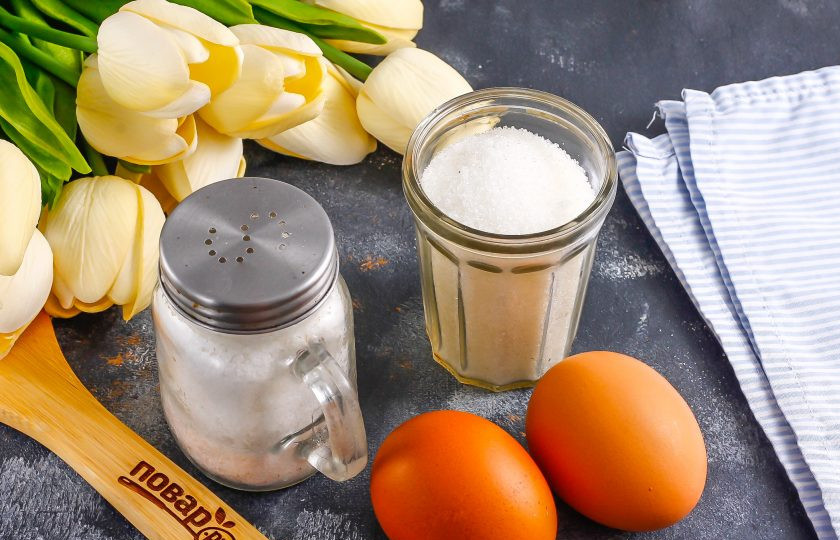 1. Этап. Безе без миксера: Подготовьте указанные ингредиенты. Яйца желательно использовать комнатной температуры.