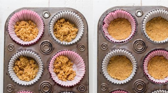 1. Этап. Клубничные мини-чизкейки: 3. Распределите печенье по формочкам для выпекания, утрамбуйте пальцами тонким слой тарталетки.