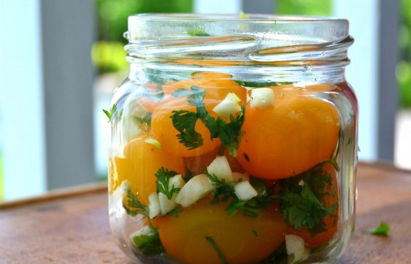 1. Этап. Быстрые маринованные томаты: 4. Баночку ополосните кипятком. Выложите в нее томаты и зелень с чесноком.