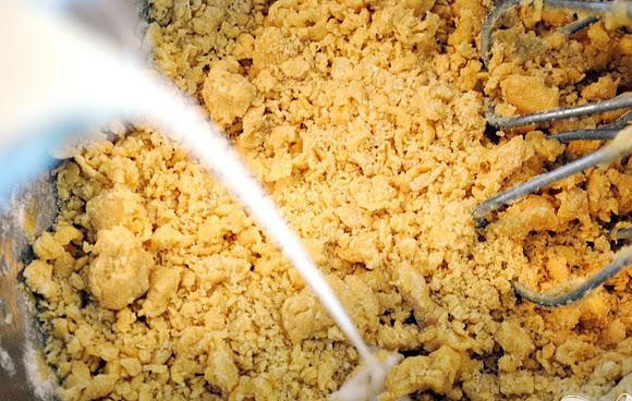 1. Этап. Черничный пирог с мускатом: 2. Добавить ваниль и яйца и перемешать до однородной консистенции. Постепенно добавить муку, а затем влить молоко.