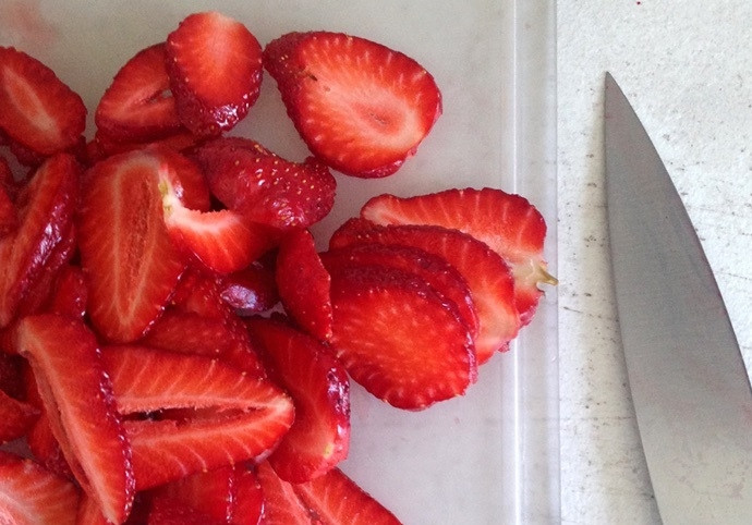 1. Этап. Галета с клубникой: 3. Вымойте клубнику, оборвите зеленые хвостики и нарежьте ее пластинками.