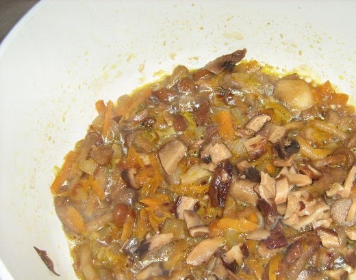 1. Этап. Суп из чечевицы с грибами: 2. Положите замороженных грибов. Для аромата прибавьте также немного сушеных и предварительно замоченных. Немного протушите.