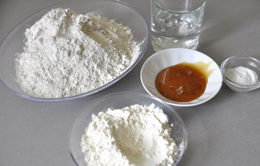 1. Этап. Рижский хлеб по ГОСТу: Для подготовки теста на опаре приготовьте 35 грамм патоки, 14 грамм соли, 85 мл. теплой воды, 330 грамм ржаной муки и 70 грамм пшеничной муки.