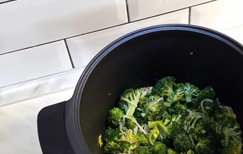 1. Этап. Вкусный суп из брокколи: 2. На оливковом и сливочном масле обжарьте лук-порей до полупрозрачности. Далее добавьте капусту и, постоянно помешивая, дайте ей немного запечься. Добавьте соль.