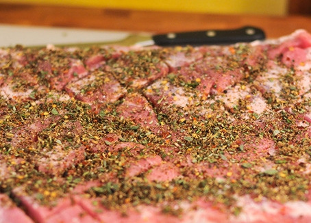 1. Этап. Поркетта: 3. На свиной грудинке сделайте надрезы ножом (решеточкой) по полсантиметра. Нанесите специи и хорошенько руками отмассажируйте.