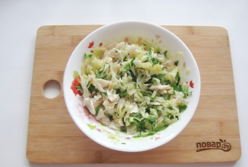 1. Этап. Пирог с белой рыбой: Посолите начинку по вкусу и перемешайте. Можно поперчить по желанию.