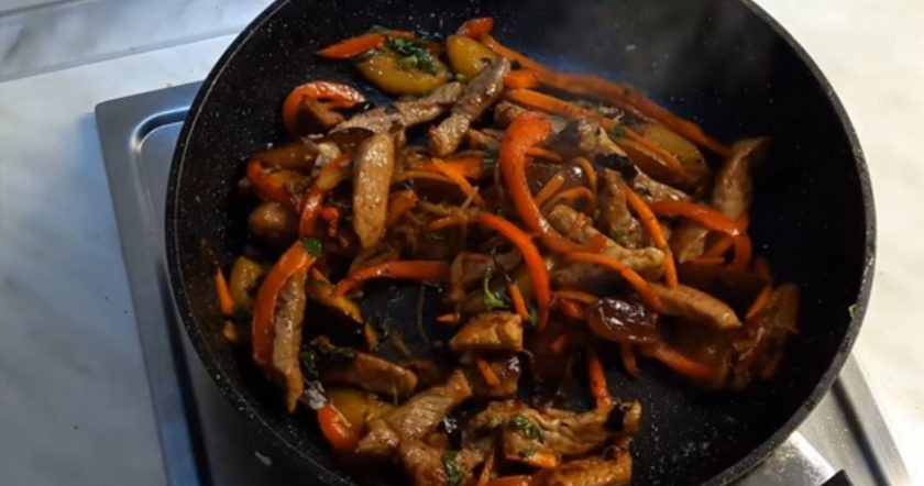 1. Этап. Свинина, жаренная с овощами и сливами: 3. Добавьте мелко порезанный базилик, чеснок, посолите и добавьте бальзамический уксус, через минуту можете снимать мясо с плиты. Приятного аппетита!