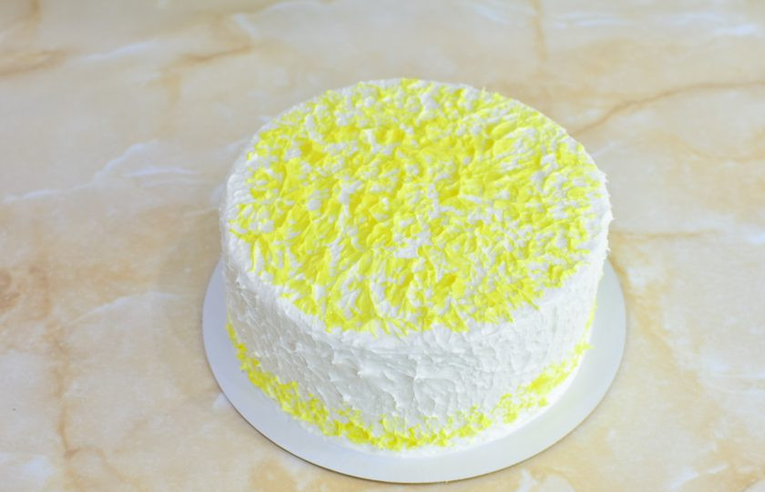 1. Этап. Торт «Молочная девочка» с бананами: Обмажьте торт кремом по бокам и сверху. Украсьте на свой вкус. Оставьте готовый торт в холодильнике ещё на 3-6 часов, чтобы застыл внешний слой.