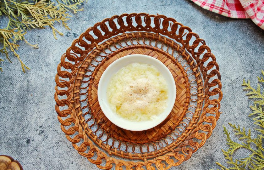 1. Этап. Топленое масло из сливочного в домашних условиях: Убавьте огонь до минимального и грейте, удаляя пенку и белые сгустки, которые будут образовываться.