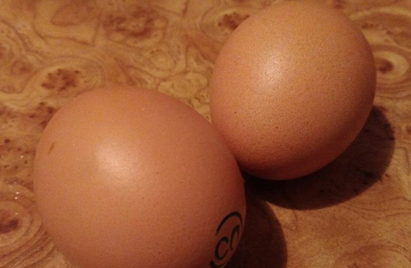 1. Этап. Салат из рыбных консерв и плавленого сырка: 4. На картофель с луком выложите заранее подготовленную консерву и равномерно распределите ее. Каждый слой промазывайте майонезом.