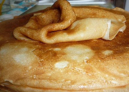 1. Этап. Нежные блинчики: 5. Раскалите сковородку, смажьте её подсолнечным маслом. Налейте в неё порционное количество теста. Жарьте до образования золотого оттенка (1-2 минуты с одной стороны). Прожарьте блин со второй стороны, контролируя готовность по цвету блина. Готовый продукт складывайте на блюдо, перемазывая сливочным маслом. Приятного аппетита!