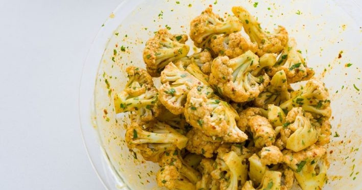 1. Этап. Вкусная цветная капуста во фритюре: 2. Разделите цветную капусту на соцветия, затем выложите в глубокую миску и залейте приготовленной смесью, перемешайте хорошенько.