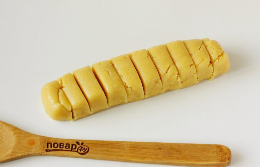 1. Этап. Песочное печенье на желтках: Затем раскатайте тесто колбаской и нарежьте кусочками толщиной примерно 1,5-2 см.