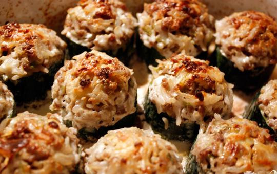 1. Этап. Фаршированные кабачки: 6. Соединяем вместе сметану и сливки и поливаем кабачки этой смесью. Разогреваем духовой шкаф до температуры сто девяносто градусов и минут на тридцать-тридцать пять отправляем запекаться. После вынимаем. Блюдо готово.