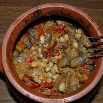 Свинина с фасолью в горшочках