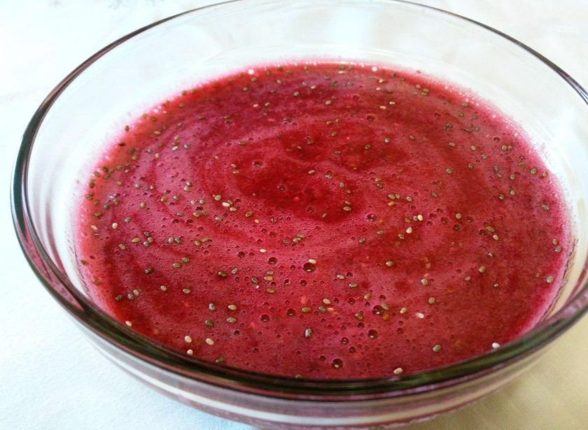 1. Этап. Ягодный пудинг с семенами чиа: Хорошо перемешайте компоненты ложкой, чтобы все семечки оказались в жидкости. Оставьте смесь для набухания на 5-6 часов. Для получения плотной структуры поместите пудинг в холодильник на указанное время или на ночь, если вы готовите десерт вечером.