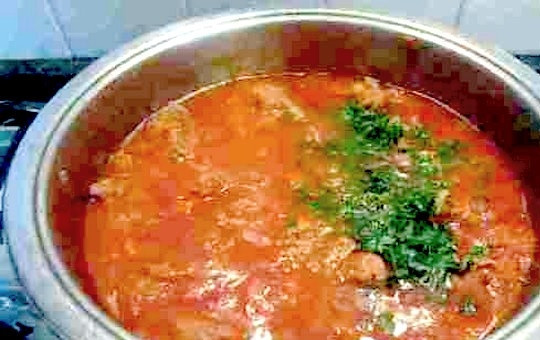 1. Этап. Телятина, тушенная с помидорами: 8. Положите мелко нарезанную петрушку.