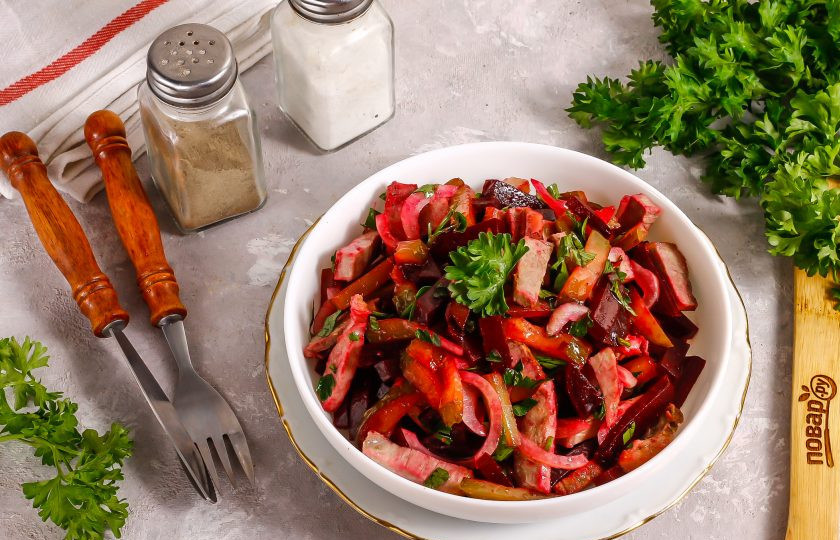 1. Этап. Салат со свеклой и говядиной: Подайте салат к столу сразу же после приготовления.