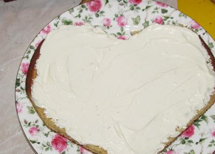 1. Этап. Торт Влюбленное сердце: Равномерно смазываем корж.
