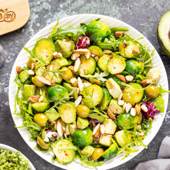 Салат с авокадо и брюссельской капустой