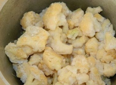 1. Этап. Суп-пюре постный: Поверх картофеля выложим капусту. Если у вас свежая капуста, разберите ее на соцветия и промойте.