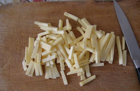 1. Этап. Куриный салат с солеными огурцами: И сыр.