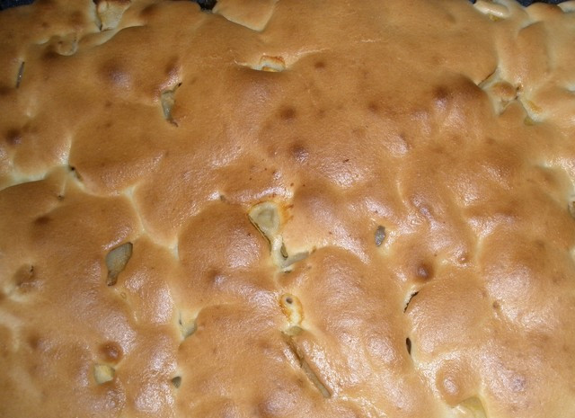 1. Этап. Шарлотка на майонезе: 5. Заливаем тестом наши яблоки, и запекаем 20 минут в раскаленной духовке. А потом еще 5 минут держим в выключенной духовке, не открывая дверцу. Наслаждайтесь!