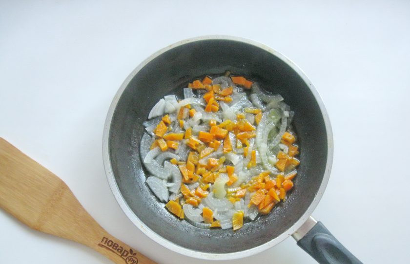 1. Этап. Скумбрия в молоке: Налейте подсолнечное масло и пассеруйте овощи 8-10 минут на небольшом огне, перемешивая.