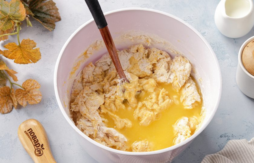 1. Этап. Тыквенные синнабоны: Перемешайте. Добавьте растопленное сливочное масло и перемешайте всё ещё раз.