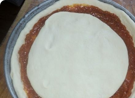 1. Этап. Пирог с урюком: На основу равномерно выложить всю начинку и на нее уложить меньший по диаметру круг.