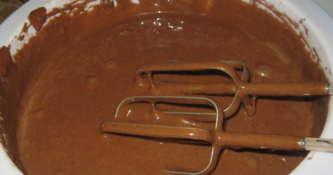 1. Этап. Торт на день рождения мальчику: Взбиваем 2 яйца, затем добавляем 0,5 стакана растительного масла и еще немного взбиваем. И начинаем постепенно добавлять 1 стакан молока, чередуя с сухой смесью. Каждый раз хорошо взбиваем. Получается достаточно густое тесто. В самом конце добавляем стакан кипятка и еще раз взбиваем, чтобы получилась равномерная шоколадная масса.