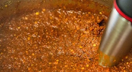 1. Этап. Аджика Кавказская на зиму: 8. С помощью погружного блендера все хорошенько измельчите.