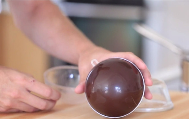 1. Этап. Шоколадный шар в домашних условиях: 5. Аккуратно снимите форму.