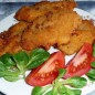 Куриные наггетсы Куриные грудки отбить (положить мясо на пленку и сверху накрыть ей). Нарезать мясо на небольшие кусочки. Посолить, поперчить. Готовим 4 тарелочки для панировки: с мукой, взбить яйца вилкой, с сыром и панировочными сухарями. Панировать каждый кусочек филе сначала в муке с двух сторон, затем обмакивать в яйцо, затем в сыр и панировать в сухарях (сухари хорошо прижимать, собирать сыр и вминать). Сложить на тарелку. Сразу выкладывать наггетсы в казанок с разогретым маслом и обжаривать до желаемой румяности, переворачивая несколько раз. Готовые наггетсы выложить на тарелку, покрытую бумажным полотенцем.