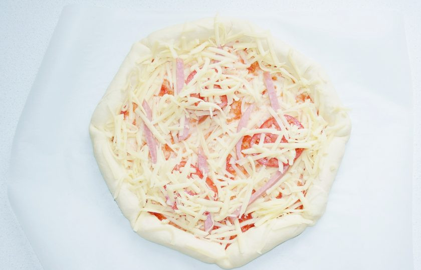 1. Этап. Пицца с сосисками по краям: Сверху снова присыпьте сыром. Отправьте пиццу в разогретую до 190 градусов духовку минут 15-20 минут.