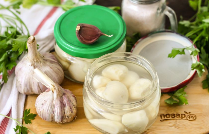 1. Этап. Чеснок маринованный по-грузински: Дайте остыть и перенесите на место хранения. Открывайте заготовку по мере необходимости.